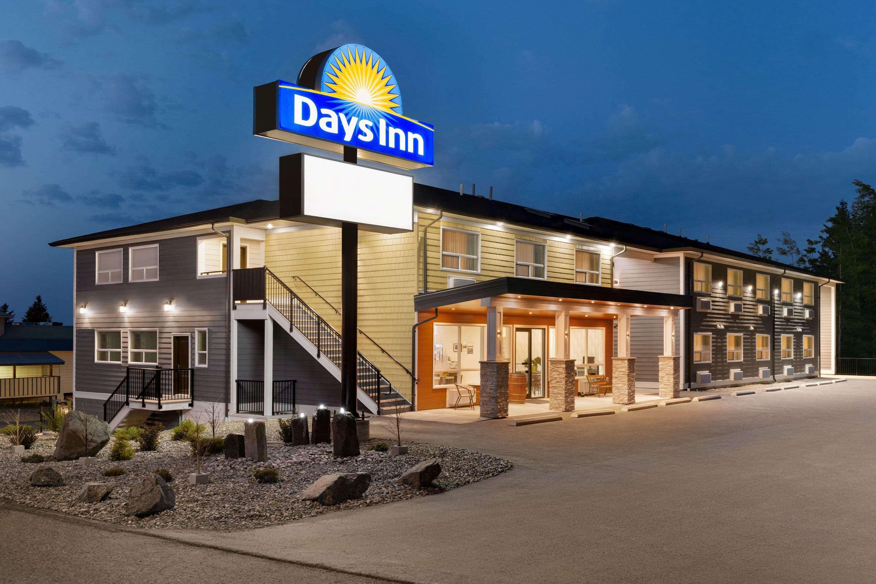 Days Inn By Wyndham 100 Mile House Exterior photo