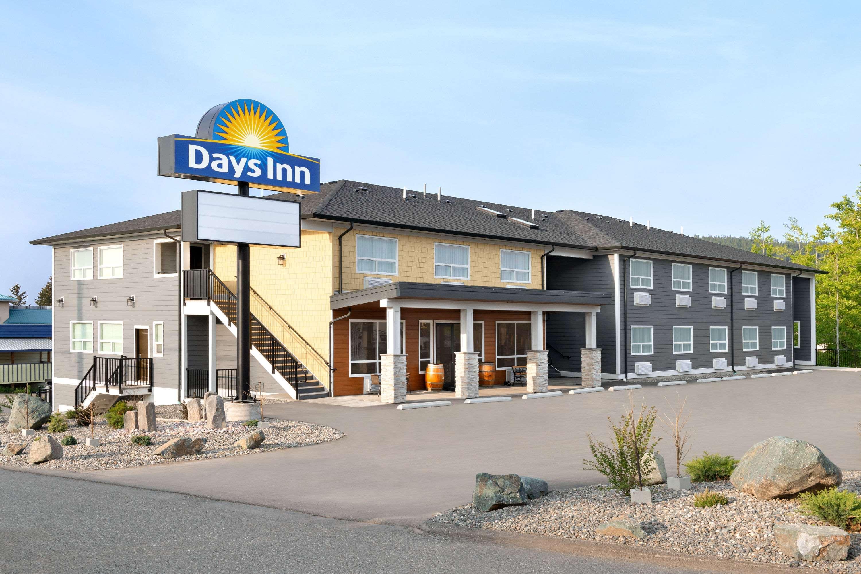 Days Inn By Wyndham 100 Mile House Exterior photo